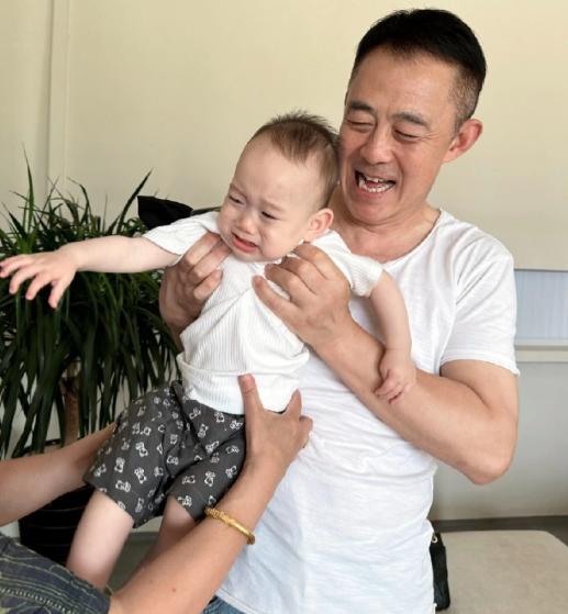 这个世界最搞不懂的人就是侯勇了。明明自己都58岁了，居然和三婚妻子生了个儿子。他