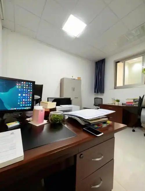 体制内最尴尬的永远是那些大龄的科员上周五下午，科长办公室的门虚掩着。32岁的