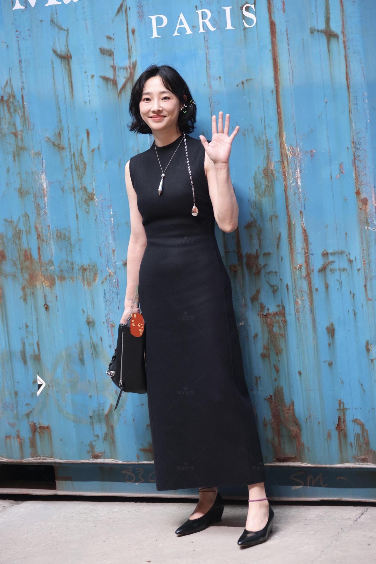 白百何时装周秀现场直拍，这姐有点故事感了，从容淡定！