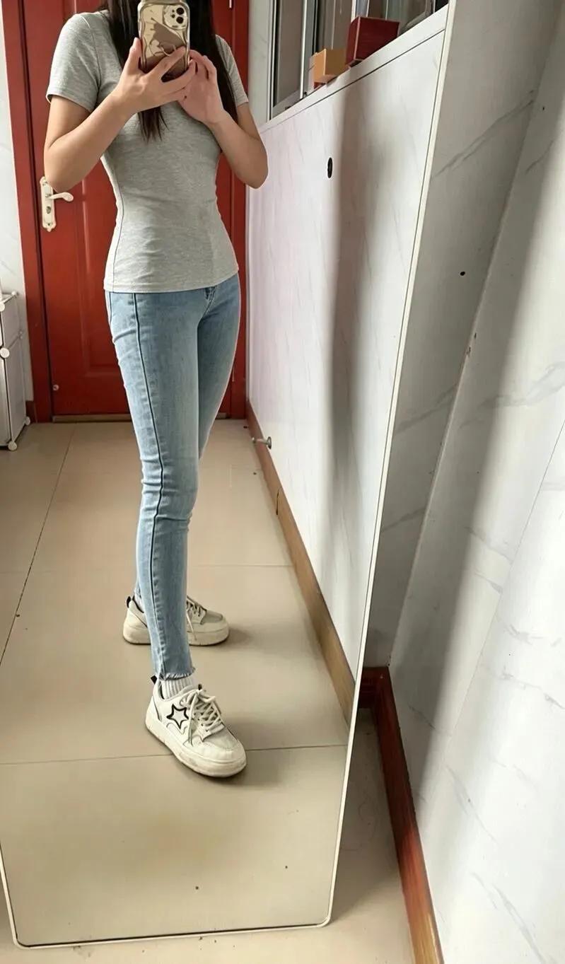 牛仔裤拉上拉链，袜子提到脚踝牛仔裤拉上拉链，袜子提到脚踝。鞋带系好，还多打了