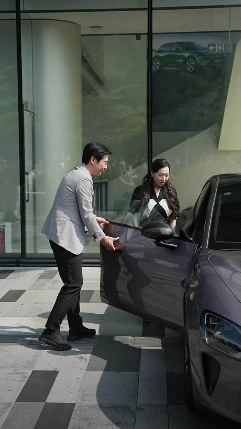 交付仪式正式开始，雷总与苏神开始交付首批新一代小米SU7。首台新一代小米SU