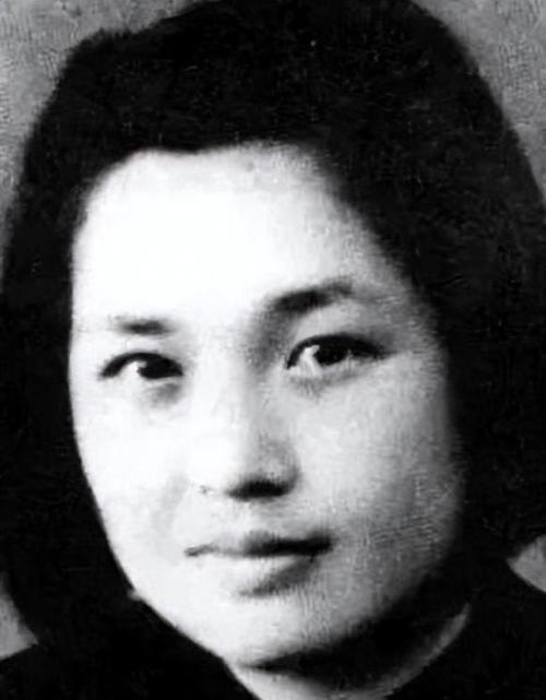 1958年，沈醉去天安门参加阅兵仪式，看见毛主席身边站着的女人，吓得他当场差点魂