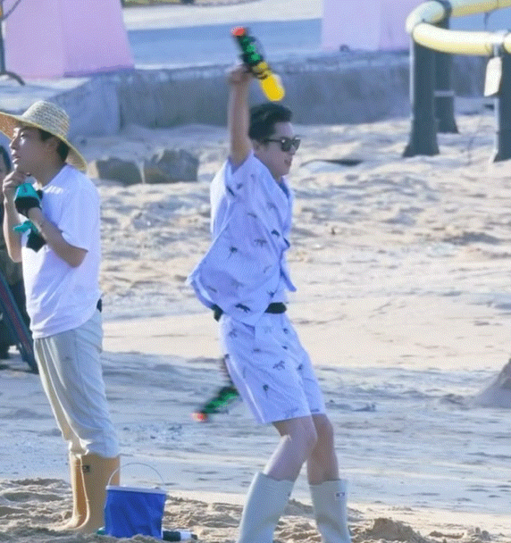 突然旋转亮屁屁🥹