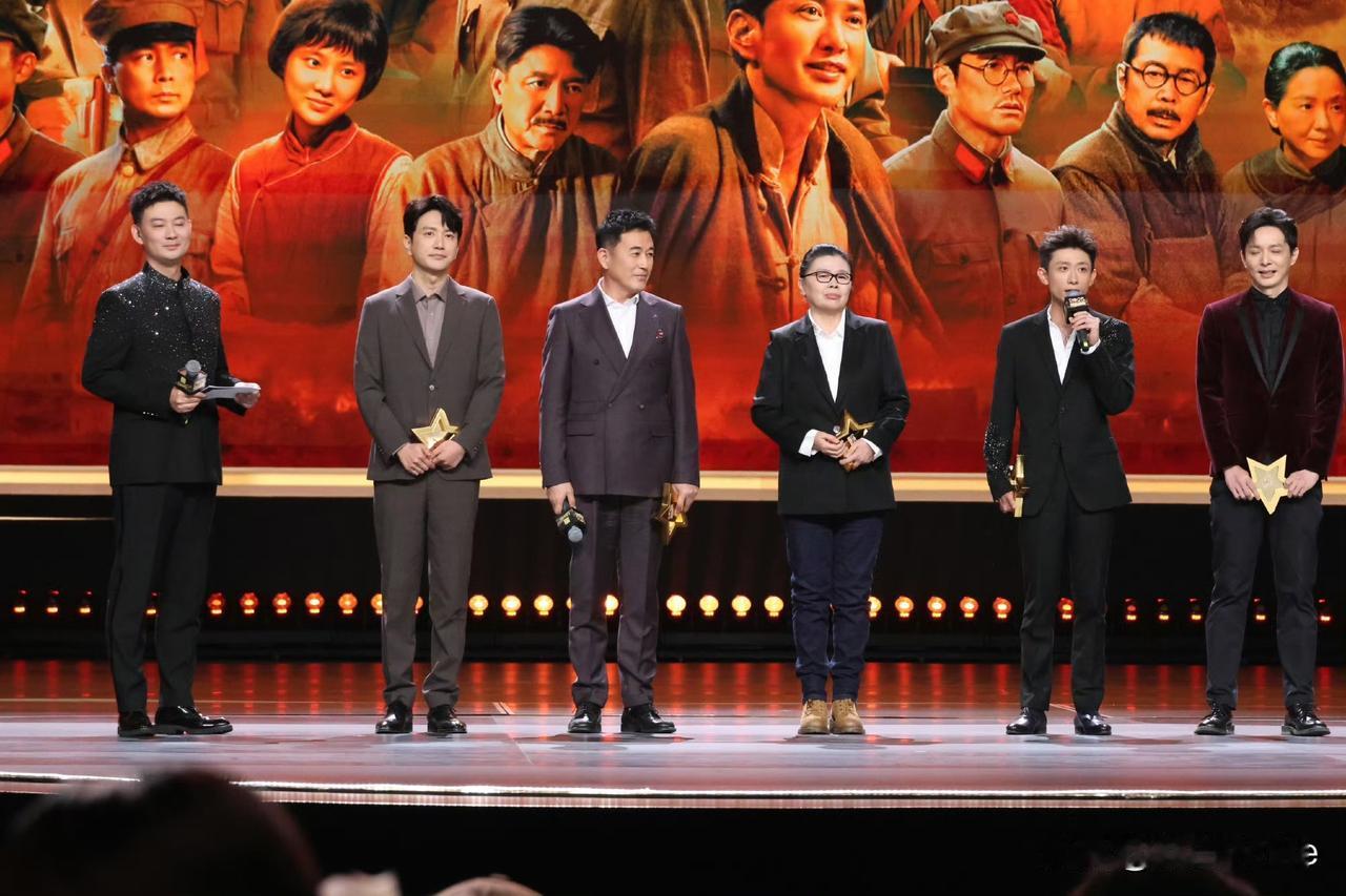 12月17日，许久不见！张一山越来越红了！张一山随革命历史剧《浴血荣光》剧组亮