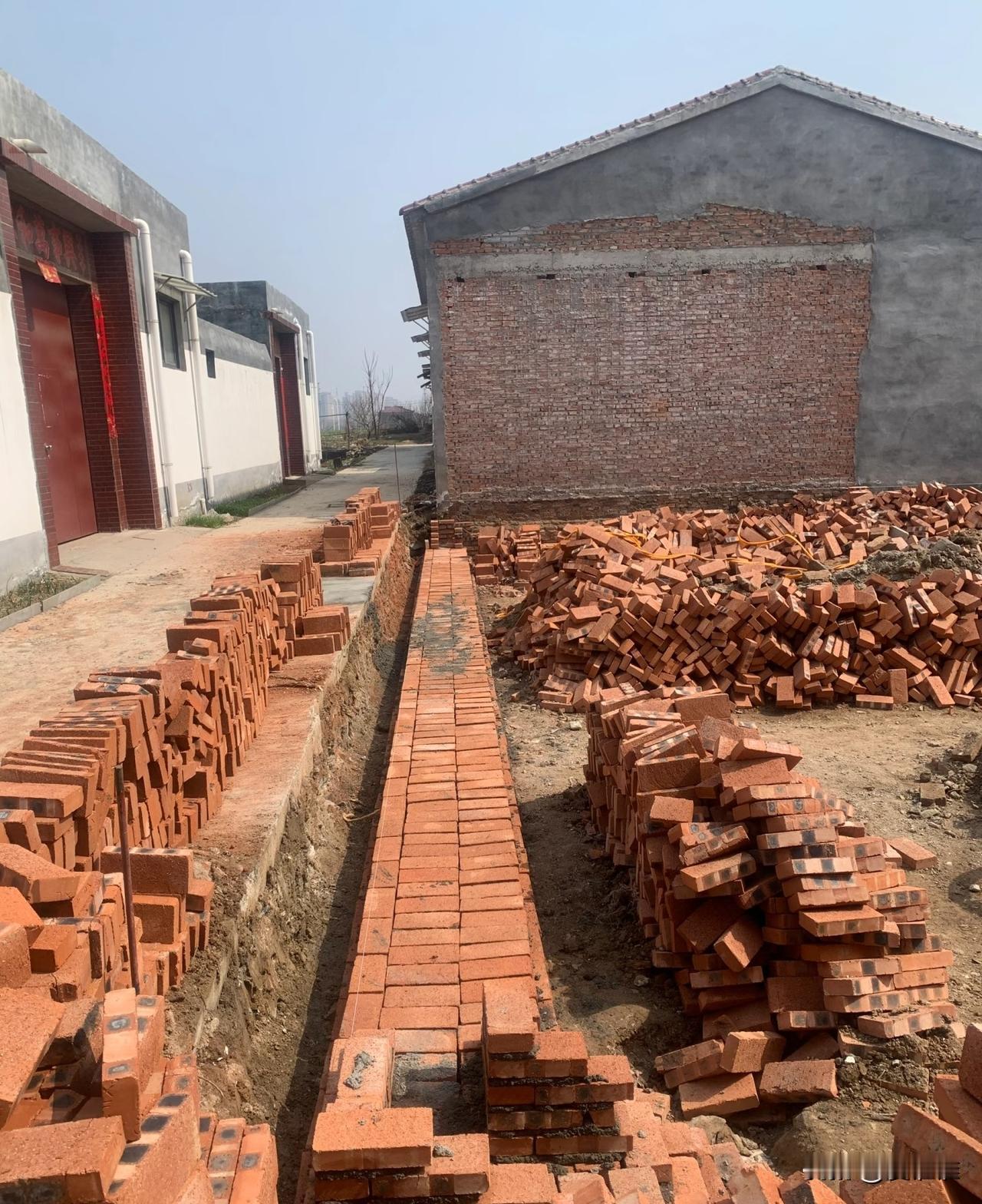 “笑你无，怕你有！”女子在自己宅基地上建新房，引来邻居嫉妒，千方百计的阻挠她家施