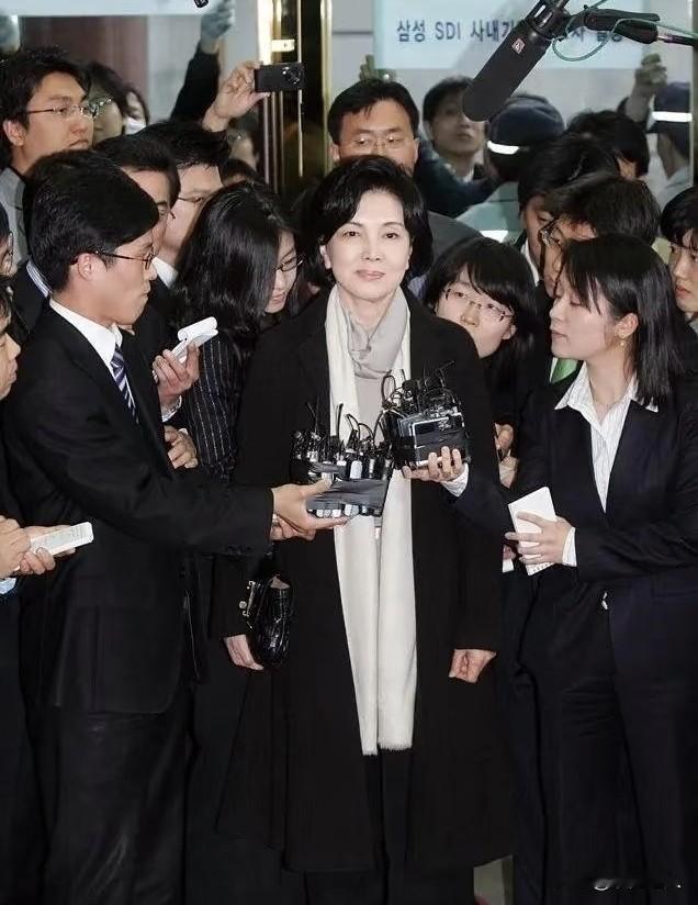 真的要夸夸三星太子妃洪罗喜！简直是以一己之力拉高了整个三星家族的颜值水准！三个女