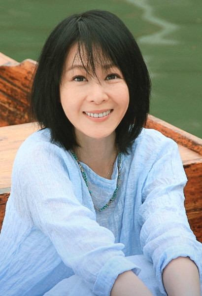 2011年，刘若英嫁给了比自己小10岁的富豪钟小江。新婚之夜，刘若英突然推开钟小