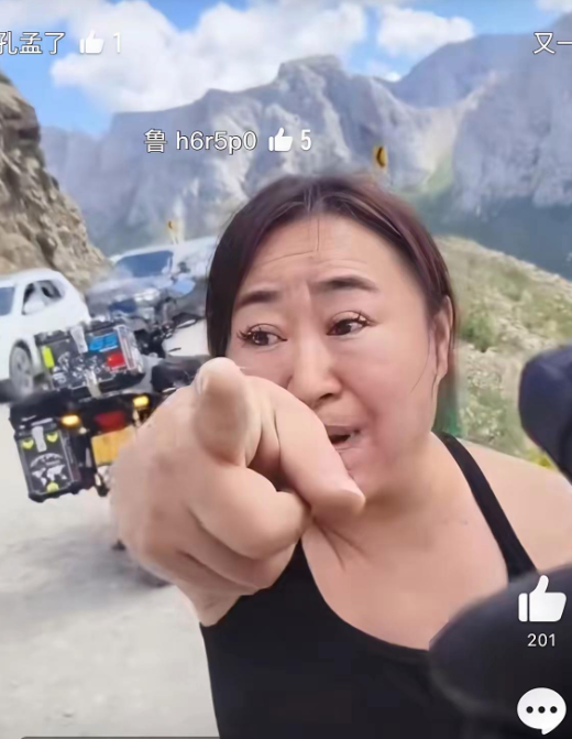 奔驰车逆行把摩托车骑手逼到护栏悬崖边，骑手敲车警告，女子副驾驶下车踹人，凶的很，