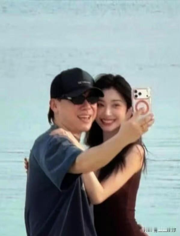 有些男艺人的不好看是可以靠打扮和神情，那种因为自觉有才华而拽拽的神情拯救的，比如