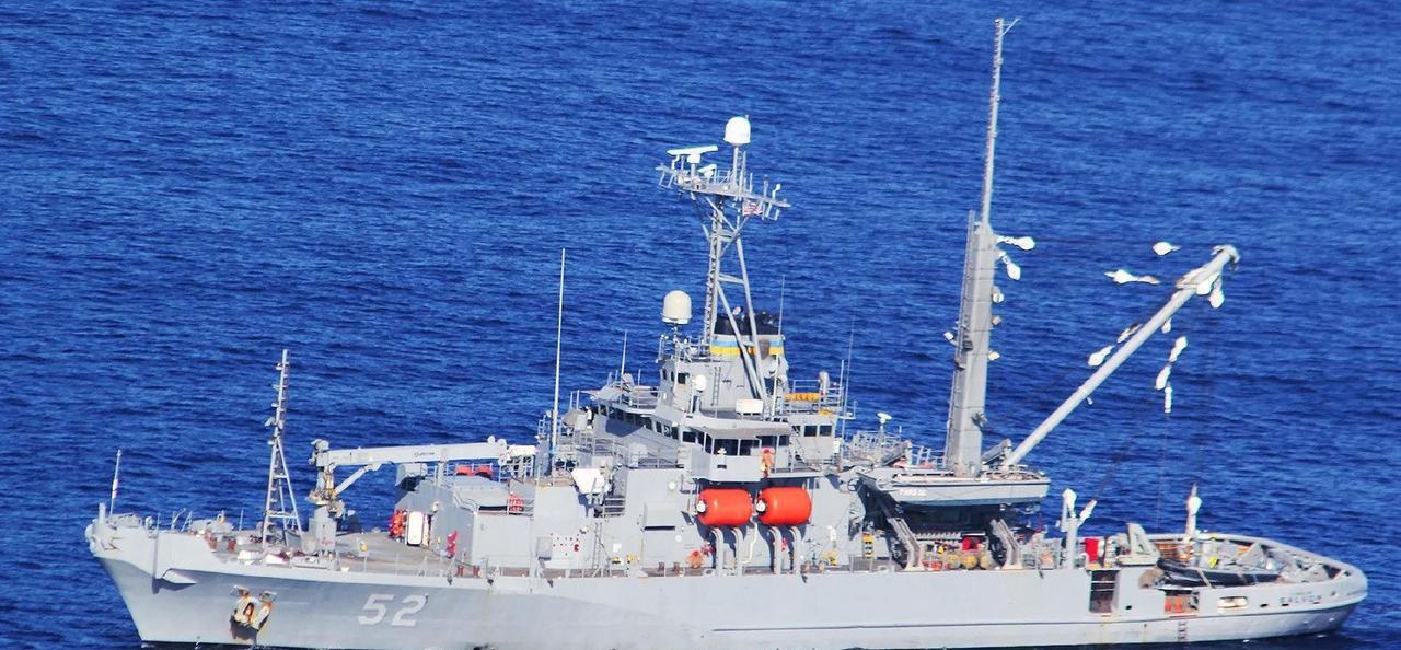 美国海军最近在南海忙着一件棘手的事。他们正在打捞一个多月前坠毁的两架军机——一架