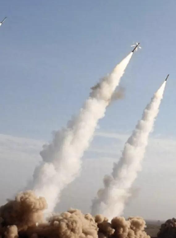 快报！快报！此时以色列已遭到了伊朗第三轮导弹袭击。当伊朗遭到美以先发制人打击后