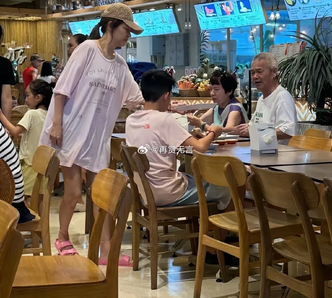 去吃饭偶遇大明星了！果然很美，很惊艳，跟天仙一样！