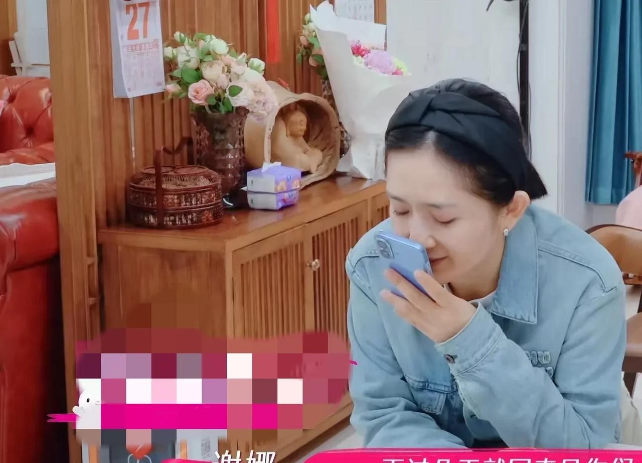 谢娜和女儿小咘芽打电话，说自己过几天就回家了，小咘芽非常认真的说：“你给我说几天