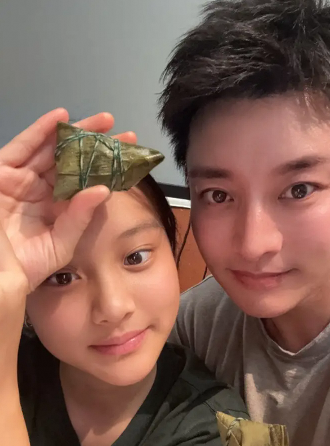 贾乃亮晒端午父女合照甜馨手持粽子超开心