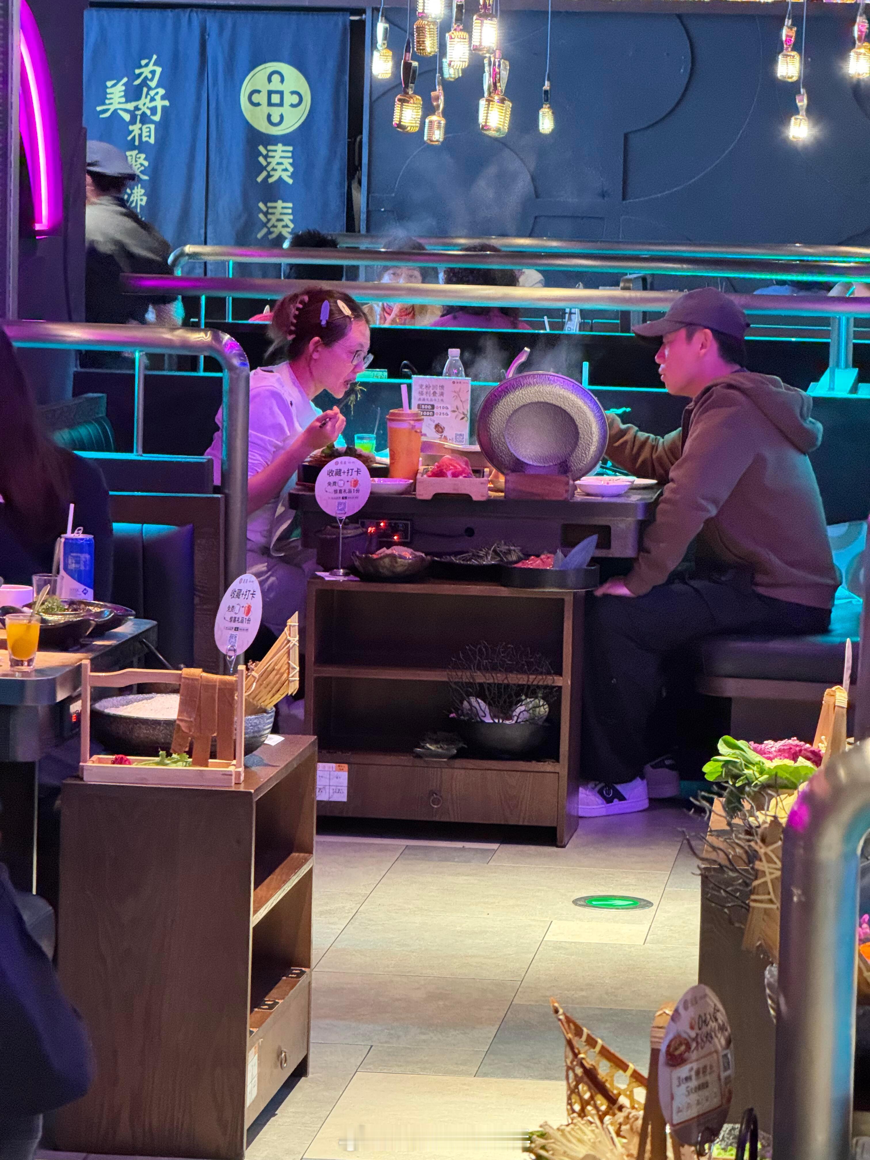 网友偶遇郑恺苗苗吃火锅，甜啊