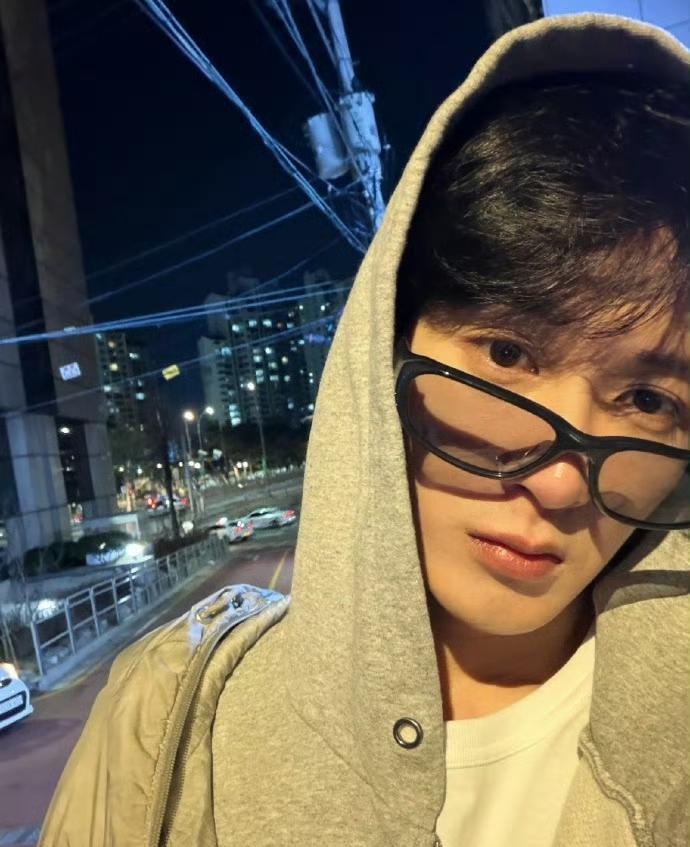 那张被转爆的聊天截图，边缘P图缝隙还没律师函上的公章清晰。檀健次团队直接甩出立