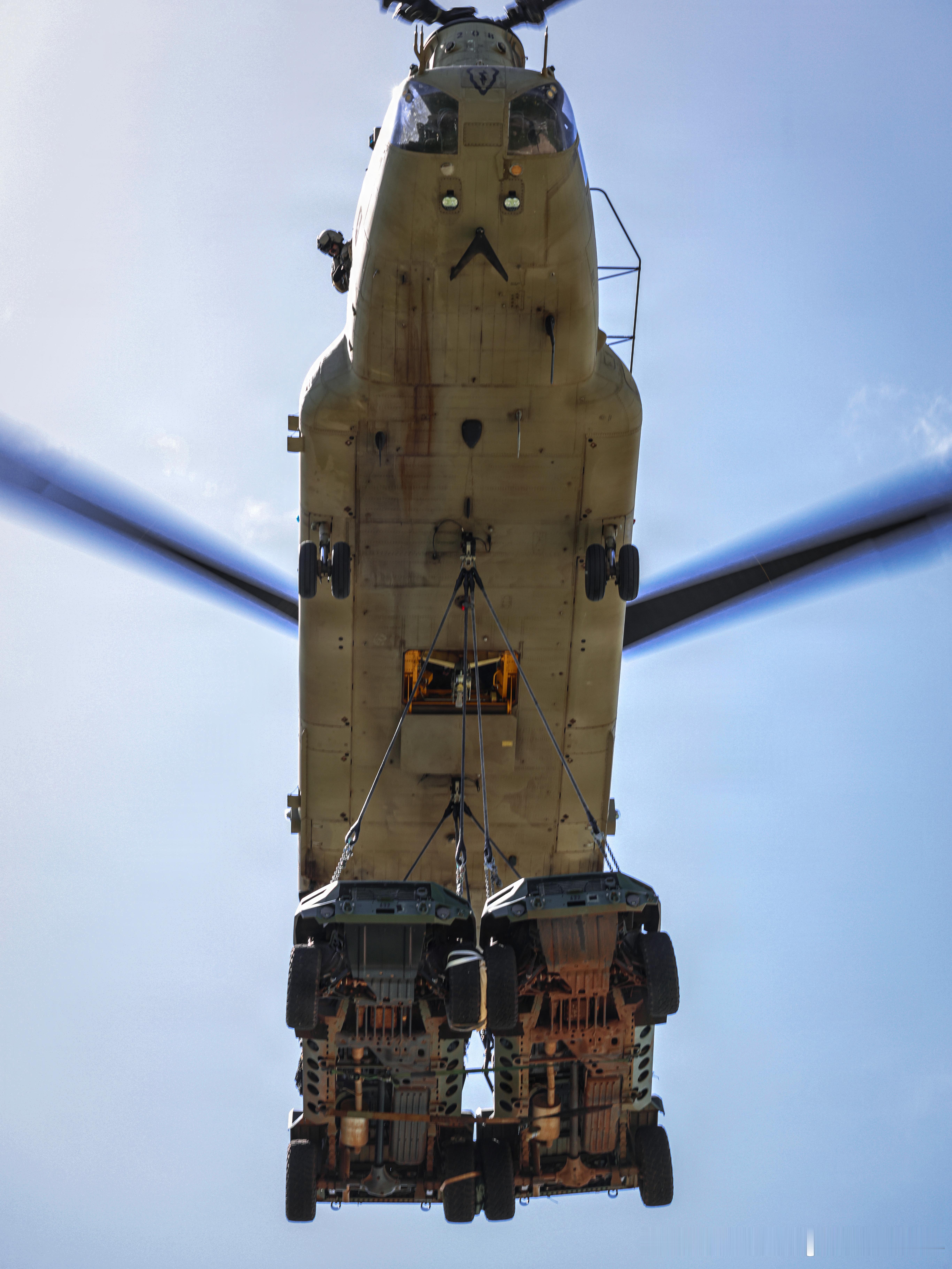 表情很不爽的CH-47支奴干