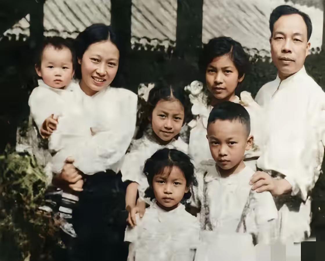 这是开国上将萧华和妻子王新兰，以及五个儿女的真实合影，都看看吧，这可不是演员扮演