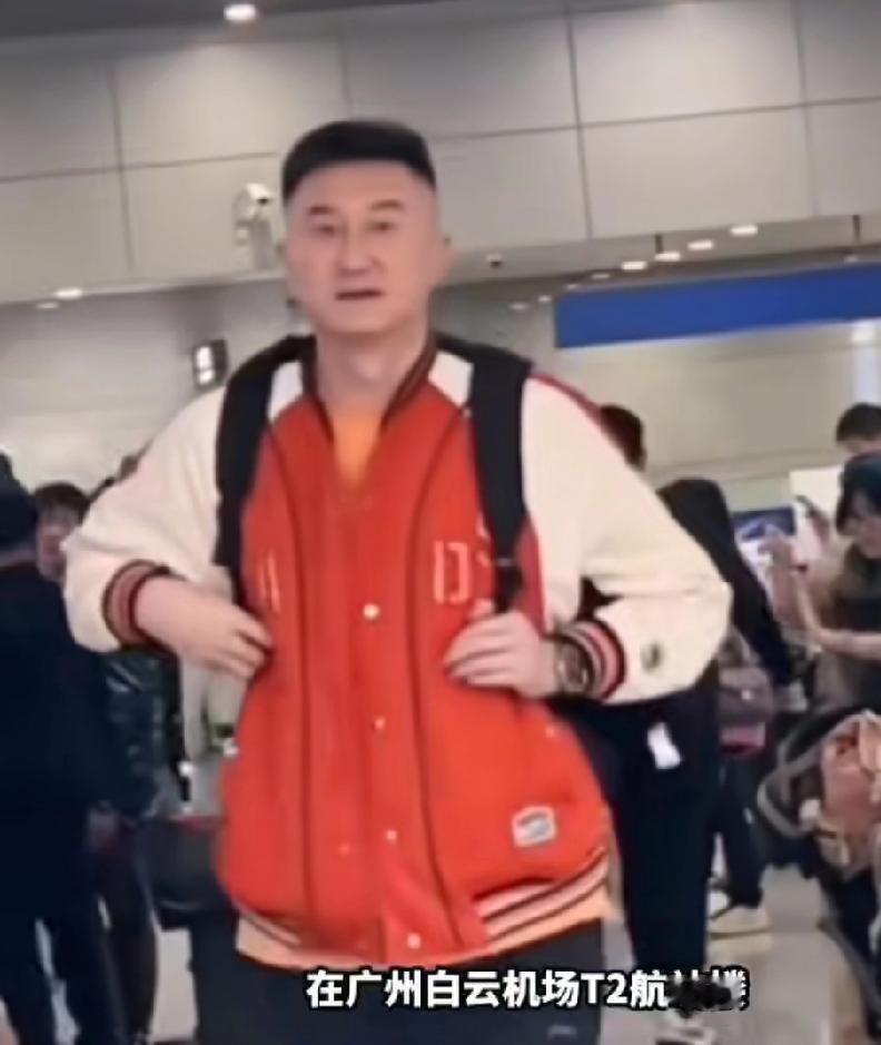 杜锋今天回到广东，宏远的新闻多起来，他的压力反而更大杜锋今天回到广州，显然有