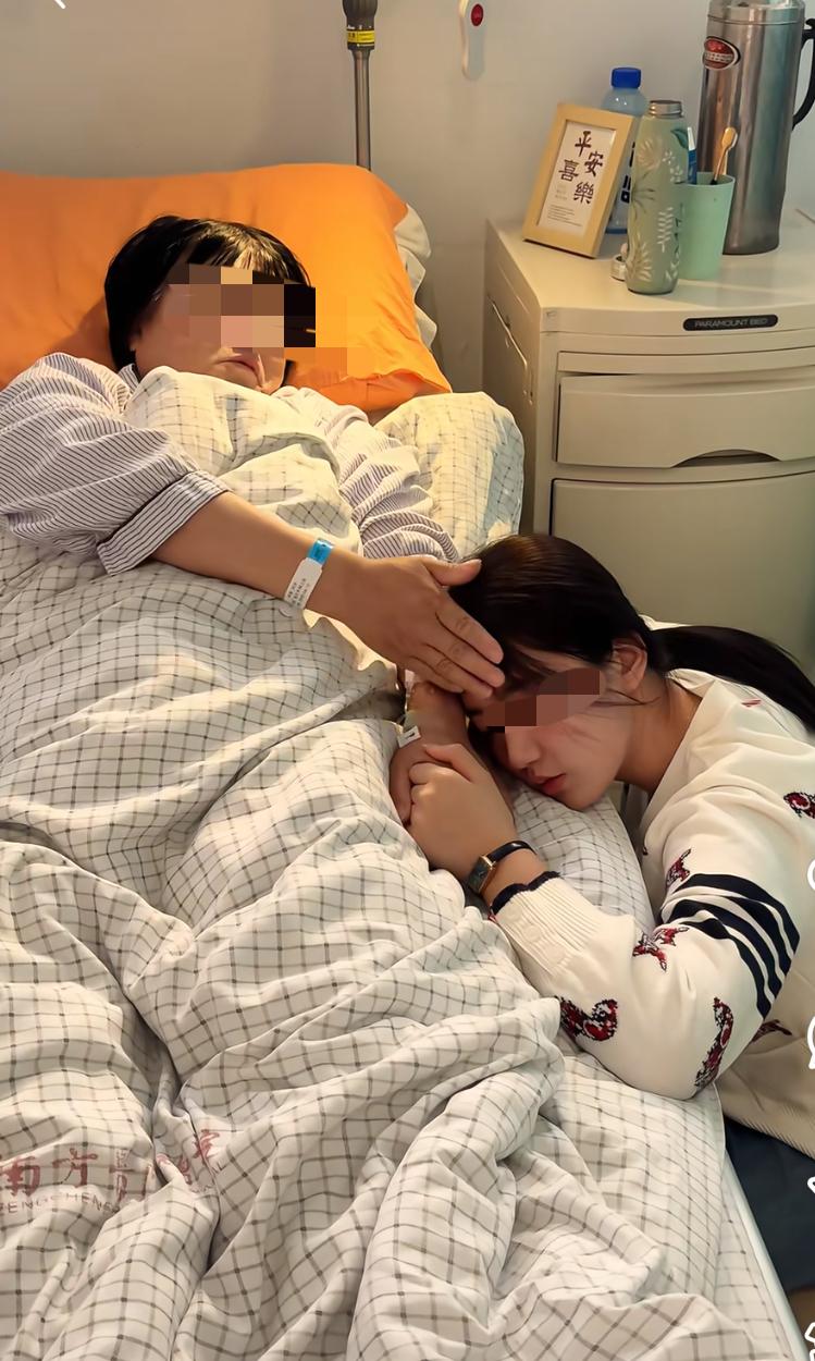 山东独居老人临终前的监控，看一次哭一次——女儿陪床七天七夜熬到蜷缩睡着，老人颤巍