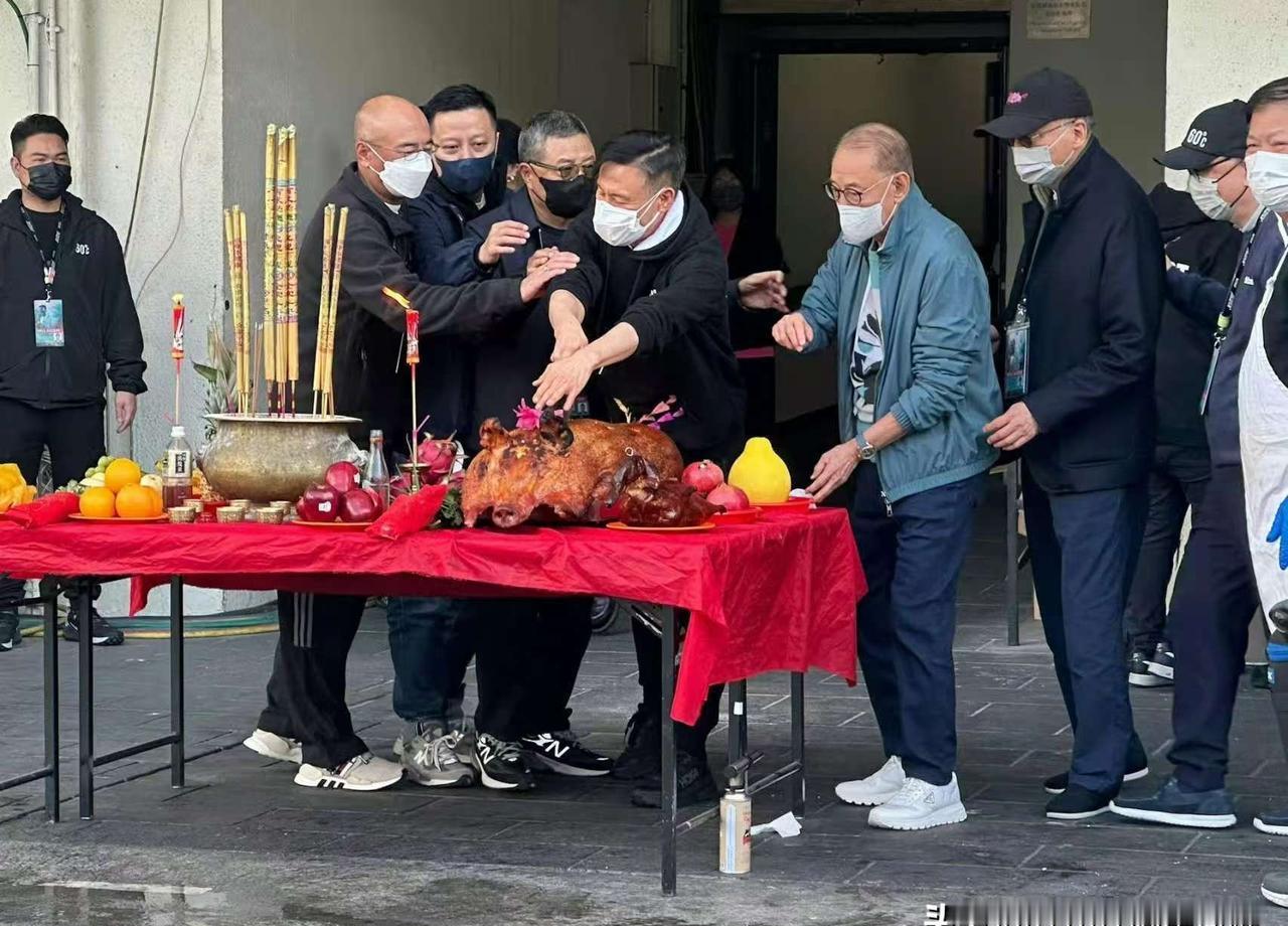 刚劈完一字马的张学友，扭头宣布自己“暂时失业”了。你没看错。64岁，2年7个月