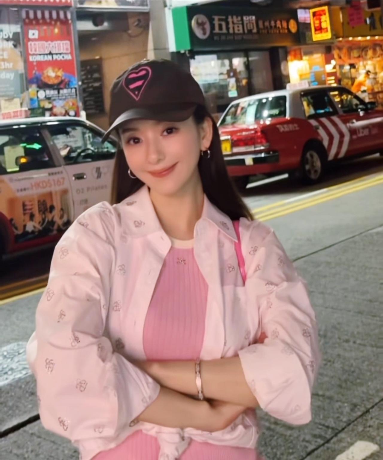 方媛怀三胎都似少女，穿粉色比耶好甜，郭富城妻子方媛穿粉色裙拍照，肚子里还有小宝宝