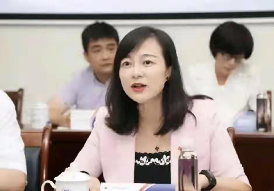 茅台的副总，财务总监，董事长秘书蒋焰，今年四十九岁，名副其实的女强人，在茅台总厂