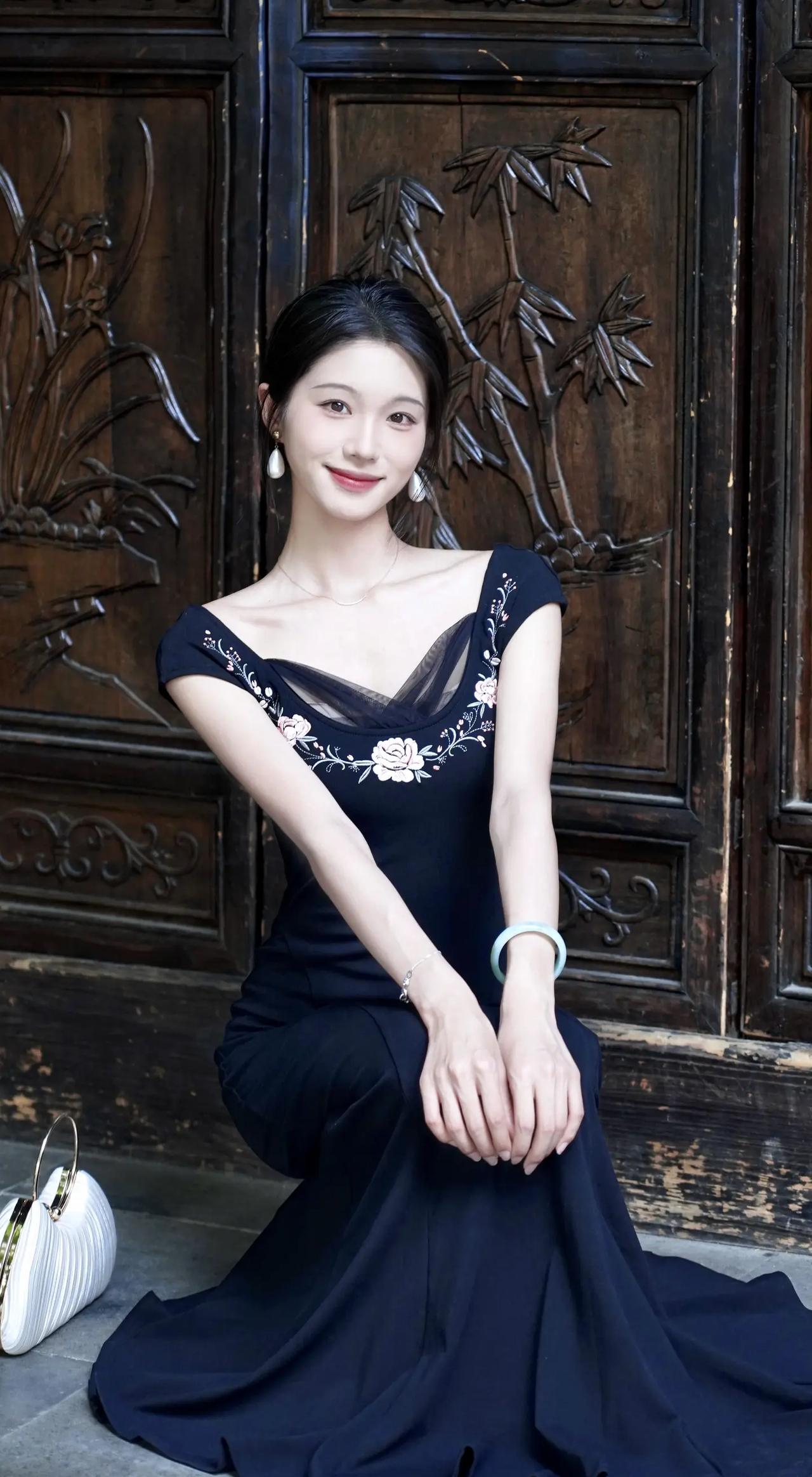 竹影摇曳间，美人倚门笑。