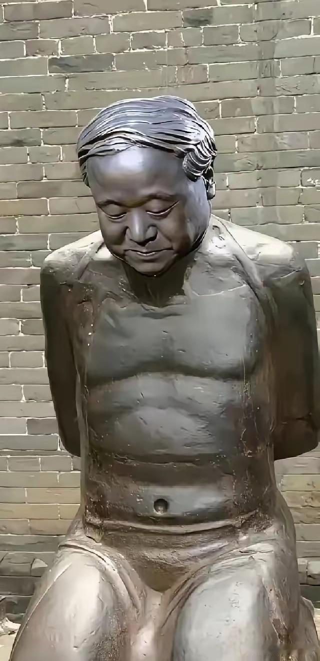 有人发了一个雕塑，居然看上去像莫言，究竟是真是假？有人认为应该搞这样的雕塑，也有