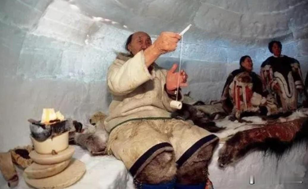 因纽特人在零下50度的北极，全家睡在雪屋里，还能将衣服脱掉后再睡，甚至是吃生肉，