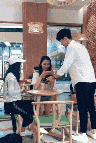 开心一刻: 老婆说双胞胎有心灵感应, 看着玩手机的小姨子, 我问…