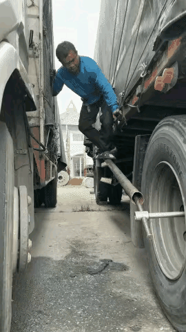 上会我们这一伙计，也是这个情况，人家一点事也没有，溜达着走了。到了房子后面，才听