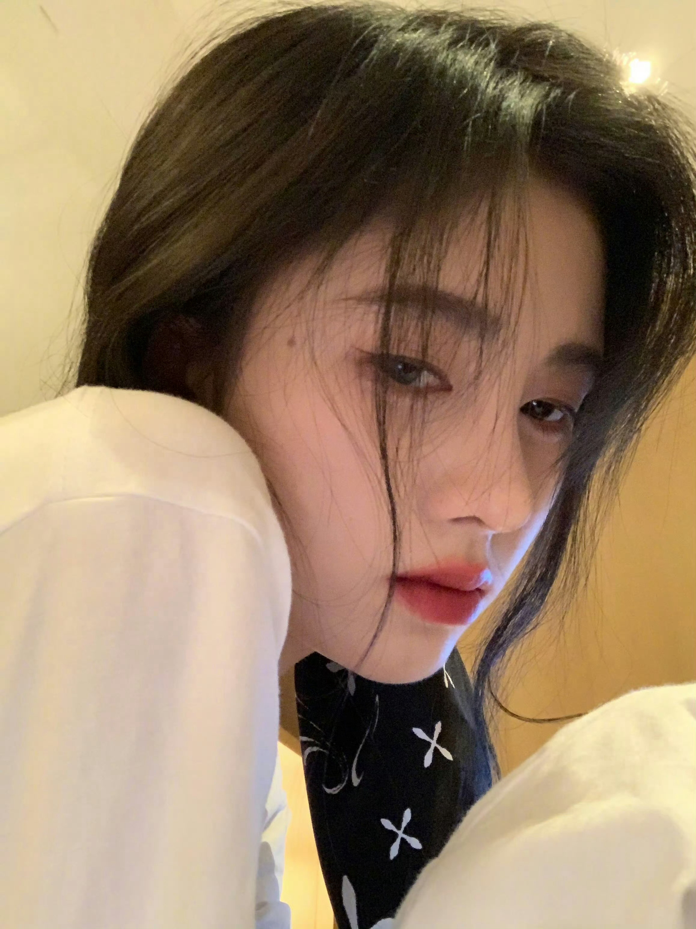 鞠婧祎自拍对视根本顶不住