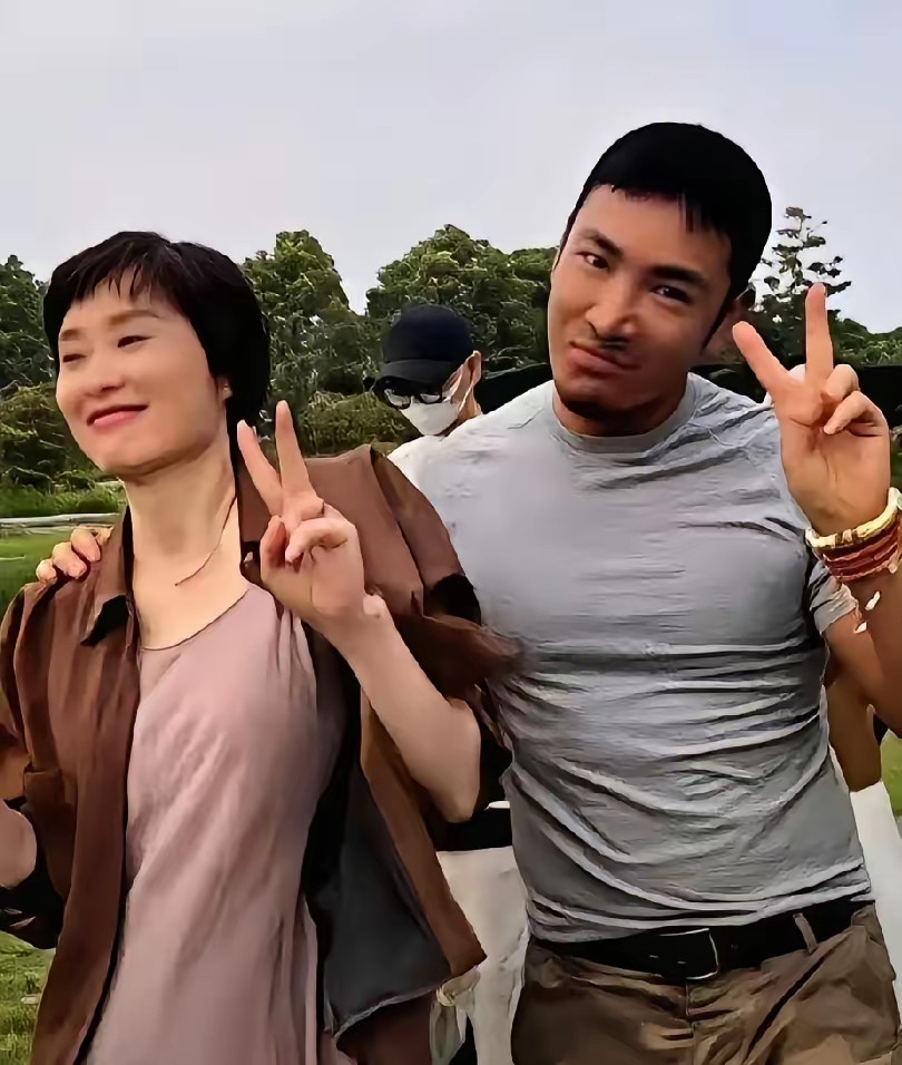 吴越私下生活照流出，一身简约休闲穿搭，和同行男士氛围感引争议吴越一身简约休闲穿搭，素颜短发，状态松弛