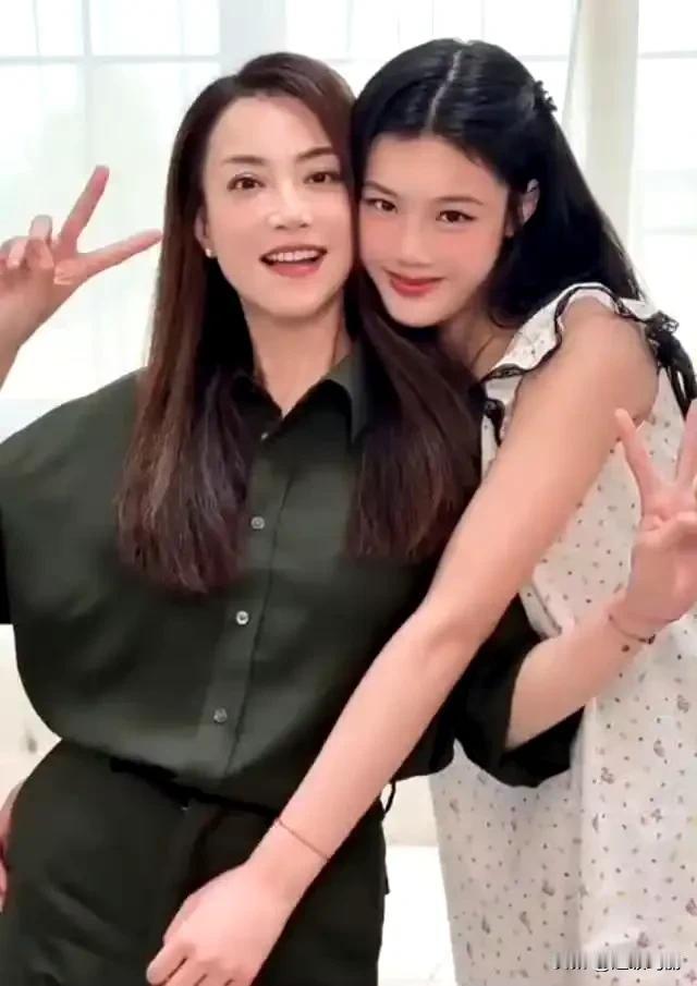 英皇金牌经纪人霍汶希首次晒女儿合照，14岁Hanni五官精致，知情人透露生父身份