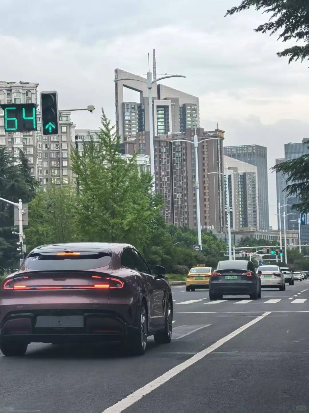 路上已经可以看到小米YU7了，和前面的Y相比，颜值这块，谁更胜一筹？小米汽车特斯