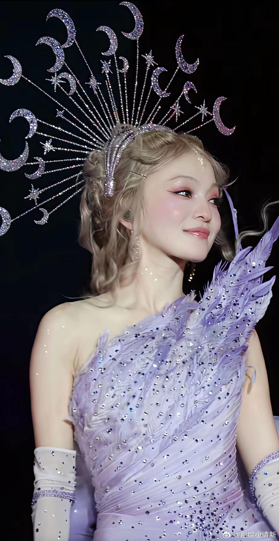 网友总结太到位张韶涵的造型师拿她当手办，王心凌的造型师拿她当甜心宝贝，伍佰的造型