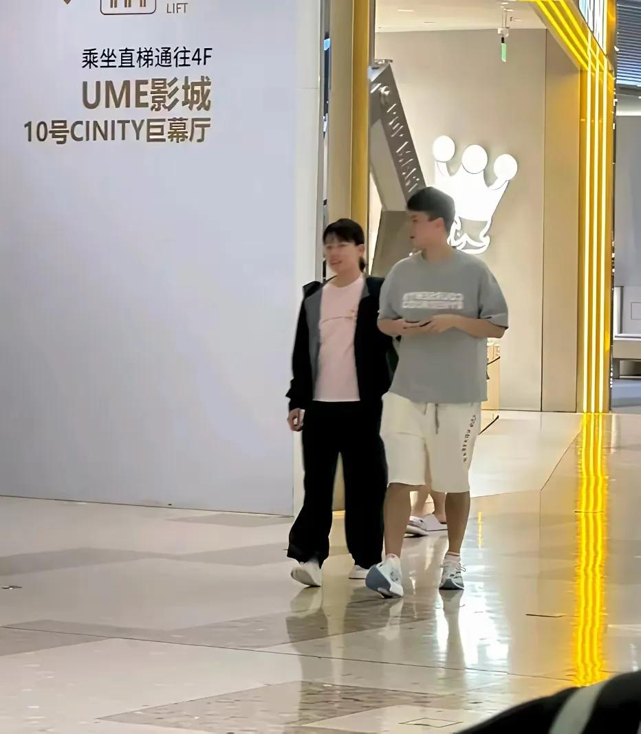 陈幸同和七号逛得很开心！还别说，同同一化妆还是非常漂亮的，尤其是那双闪烁着波光