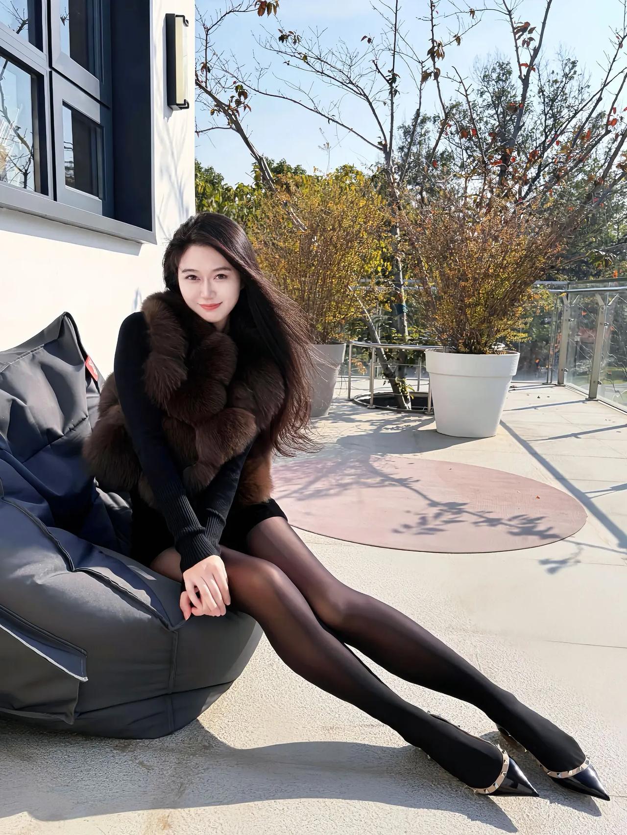 不要把坏情绪留给最亲近的人御姐皮草穿搭穿搭