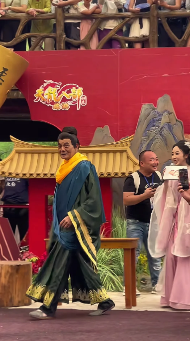 既然到了开封，不如索性去少林寺走走，少林寺正在经历千年浩劫，群龙无首