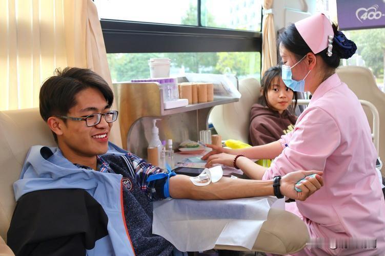 重庆献血车进校园，校方回应惹怒网友，这种“自愿”要不得！近日，重庆市某地献血