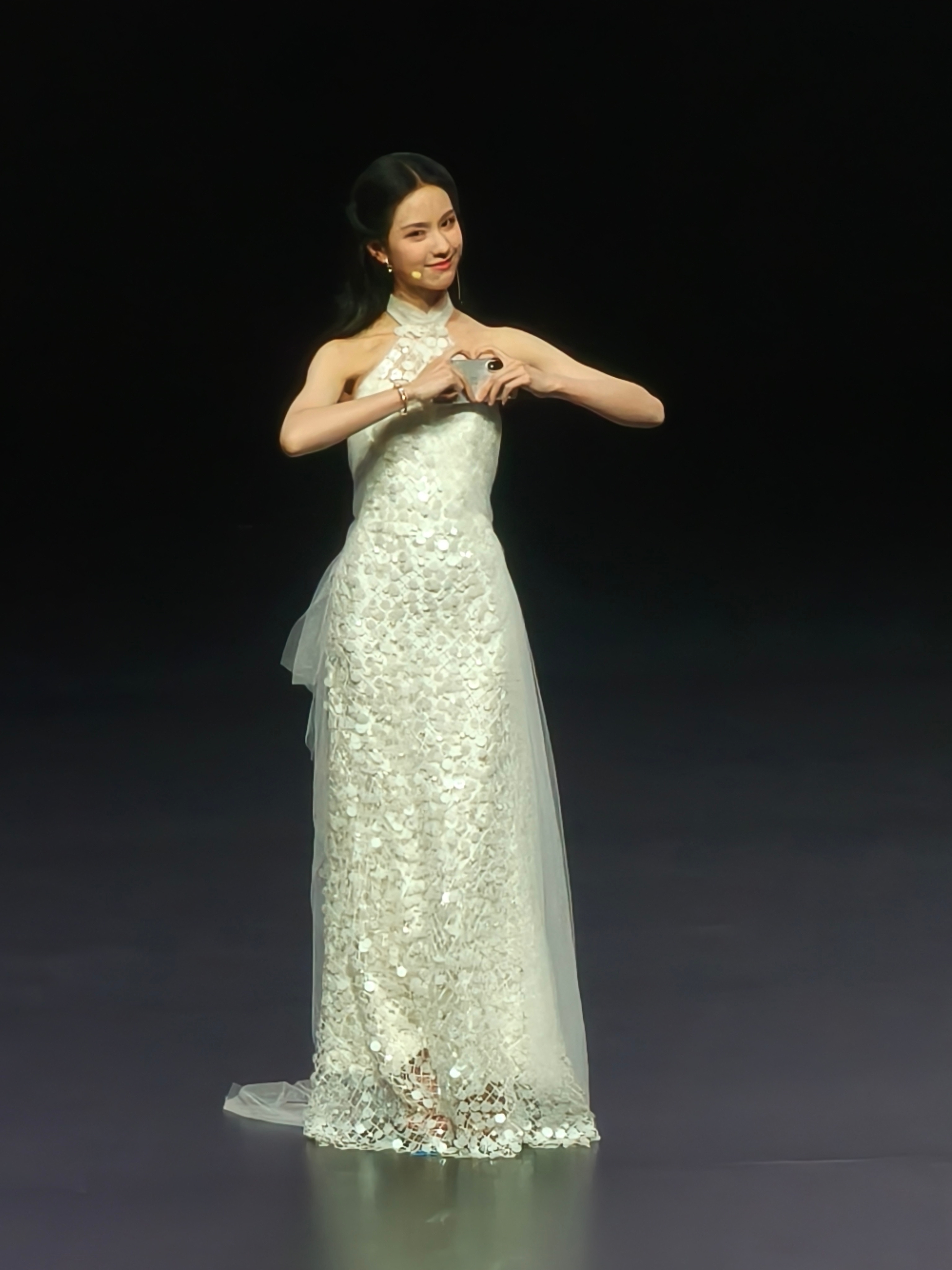 陈都灵太美了吧，她对我比心诶！​​​