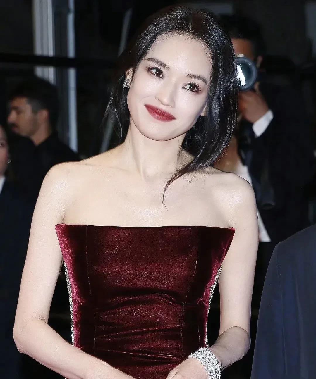 舒淇红毯造型在韩网引热议。在今年戛纳电影节《狂野时代》首映红毯上，舒淇杀疯了！她