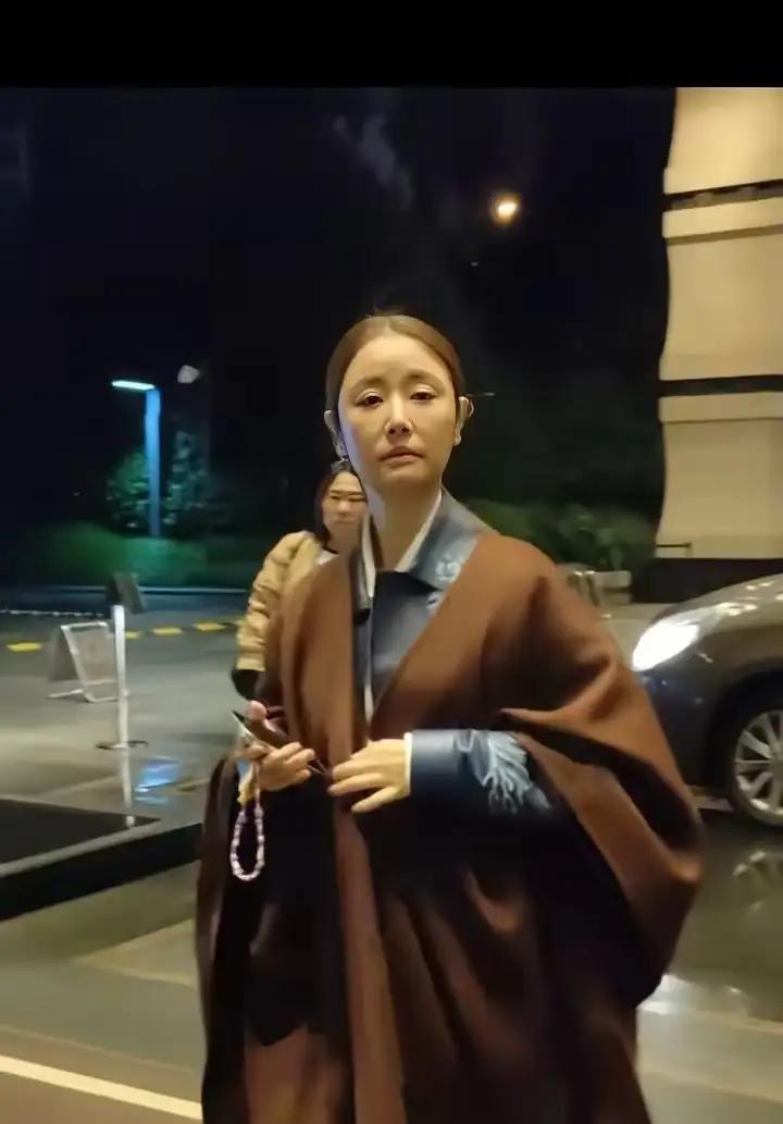 这个完全认不出来了。是那个紫薇吗？脸完全垮了现在流行道袍？时尚有点难懂。