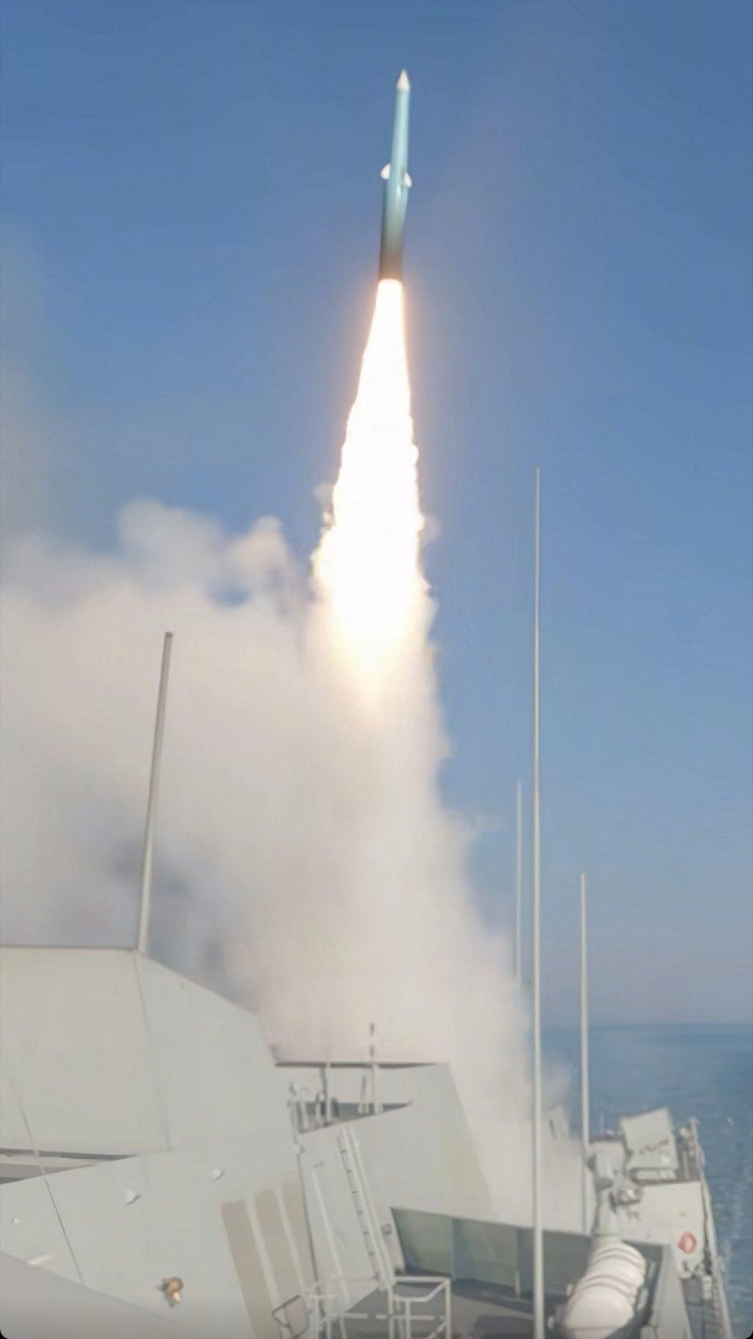 突然公开了，万吨055大驱昼夜首射，鹰击-20反舰导弹：通体闪亮如雷灌顶，揭开海