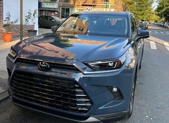 新一代汉兰达街头曝光！大7座空间+霸气外观，家用SUV王者回归在家用SUV的世界