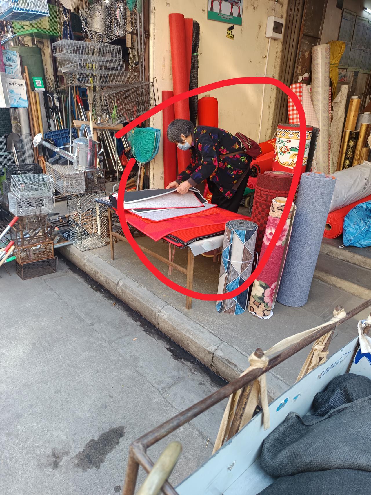 为什么现在电商这么发达却有人在实体店购买东西？你敢相信吗？这里就是新街这