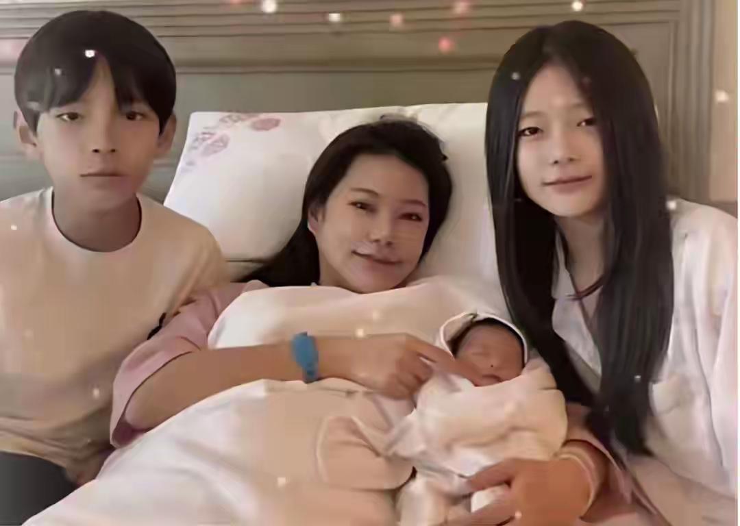 大S一双儿女小玥儿、小箖箖探去望小弟弟，小玥儿抱着弟弟好温馨啊。马筱梅在社交平