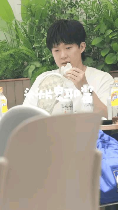 虽然知道他有洁癖，但是在饭桌上擦拖鞋，这也太有挑战性了吧？有人说大头很有意
