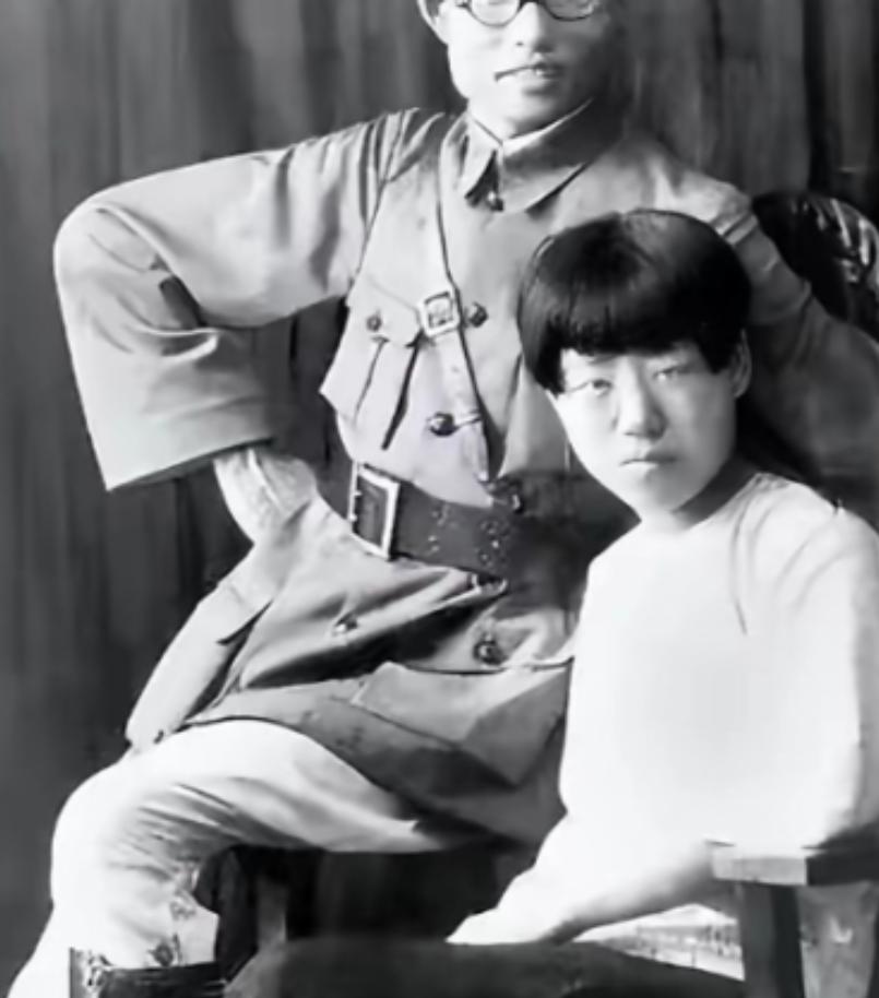 1940年延安，朱仲芷和萧劲光离婚。她把孩子的名单推过去，萧劲光签字时笔尖顿了顿